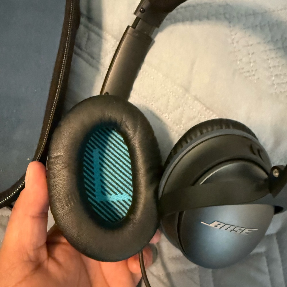 Bose Silver Noise-Cancelling Headphones with Black Case - Picture 6 of 9